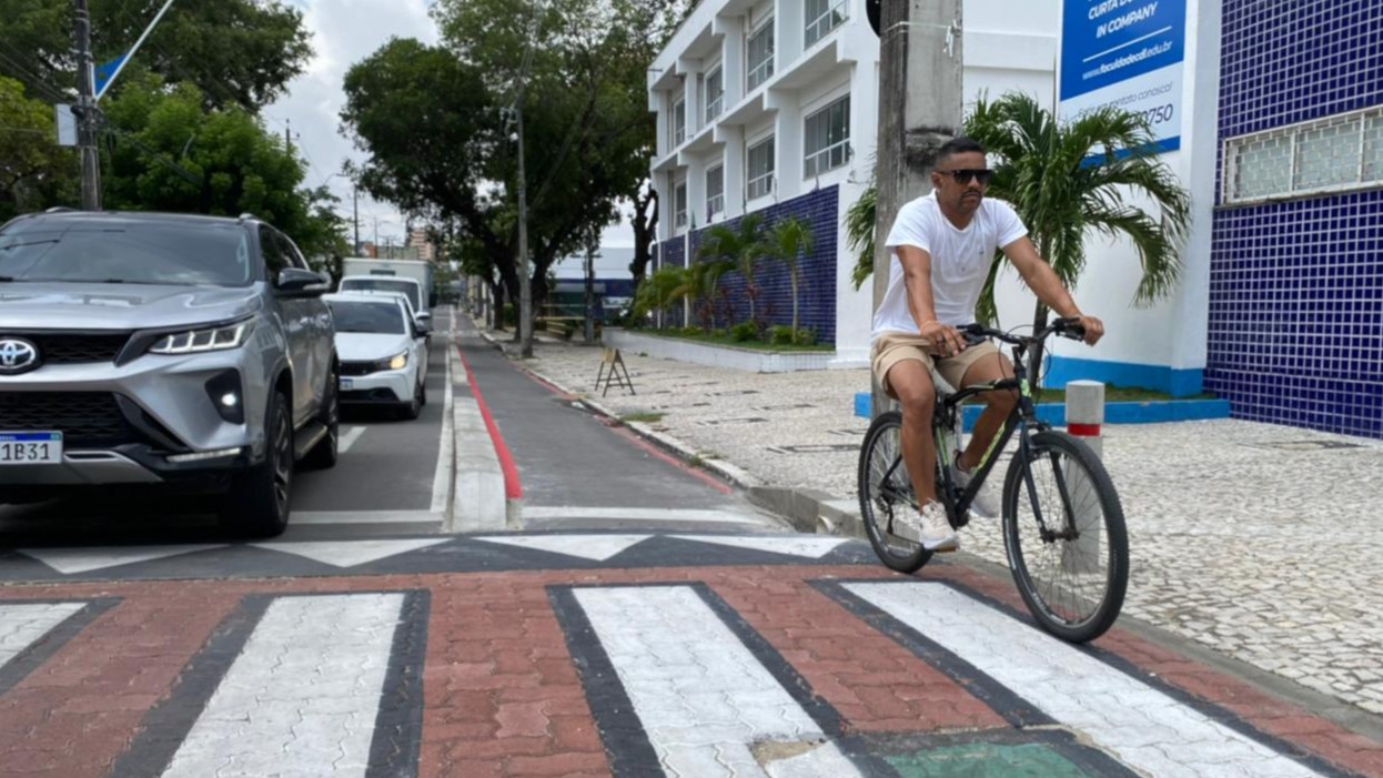 ciclista passando na ciclofaixa da Rua 25 de Março